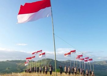HUT RI ke-76, TNI-Polri Kibarkan Bendera Merah Putih di Bukit Teletabis Parepare