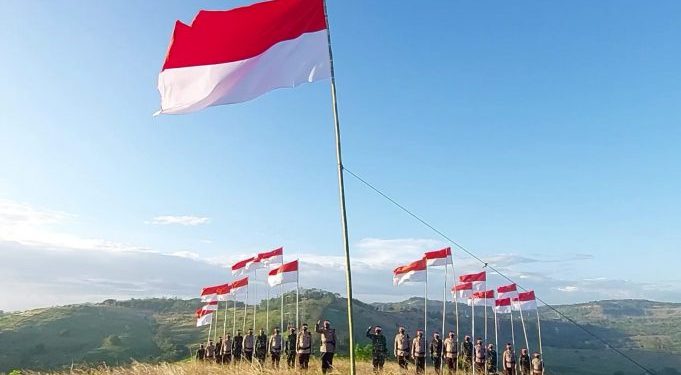 HUT RI ke-76, TNI-Polri Kibarkan Bendera Merah Putih di Bukit Teletabis Parepare