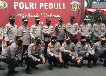 Jenderal Teman Seangkatan Kapolri Bagi-bagi Sembako ke Warga Jakarta