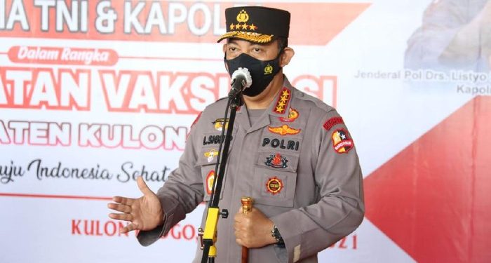 Kapolri Tinjau Vaksinasi-Bansos di Yogyakarta, Ingatkan Warga Disiplin Prokes