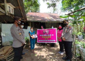 Kapolsek Baamang Bagikan Bansos Kepada Warga Yang Terdampak COVID-19