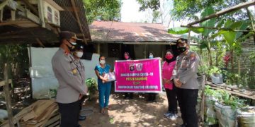 Kapolsek Baamang Bagikan Bansos Kepada Warga Yang Terdampak COVID-19
