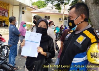 Kapolsek Gabuswetan Lakukan Kegiatan Gerai Vaksin TNI – POLRI Dalam Rangka Program Percepatan Vaksinasi Nasional di Wilayahnya