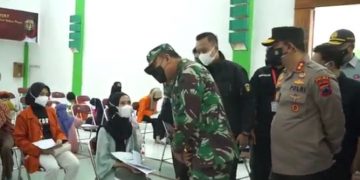 Pangdam dan Kapolda Jateng Pantau Vaksinasi Mahasiswa di UIN Surakarta