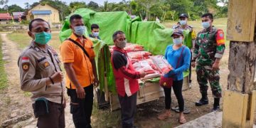 Penyaluran Bansos Covid-19 di Kecamatan Siding Dikawal Polri-TNI