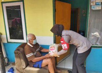 Polri Tak Kenal Lelah Bagikan Bansos Paket Sembako Secara Door To Door Kepada Masyarakat