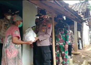 Polsek Bandar Kembali Bagikan Ratusan Paket Sembako Dari Pemerintah