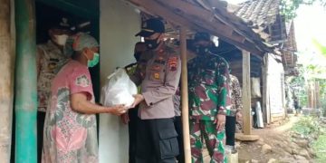 Polsek Bandar Kembali Bagikan Ratusan Paket Sembako Dari Pemerintah