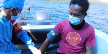 Puluhan Nelayan di Laut Teluk Terima Ikuti Vaksinasi Terapung Polri