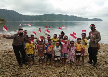 Sambut HUT RI Ke-76, Binmas Noken Gelar Polisi Pi Ajar Serta Bagikan Bendera Merah Putih Kepada Anak-anak Taman Baca Wonau Warobeng