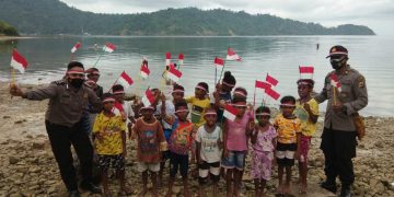 Sambut HUT RI Ke-76, Binmas Noken Gelar Polisi Pi Ajar Serta Bagikan Bendera Merah Putih Kepada Anak-anak Taman Baca Wonau Warobeng