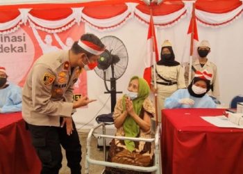 Sambut HUT RI, Polsek Tebet Gelar Vaksinasi dengan Kostum Tema Pahlawan