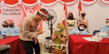 Sambut HUT RI, Polsek Tebet Gelar Vaksinasi dengan Kostum Tema Pahlawan