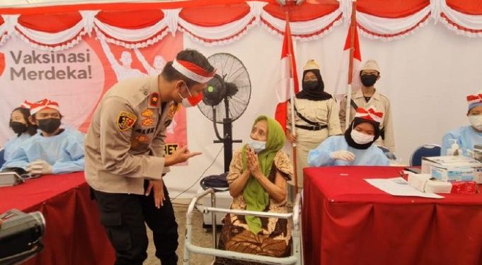 Sambut HUT RI, Polsek Tebet Gelar Vaksinasi dengan Kostum Tema Pahlawan