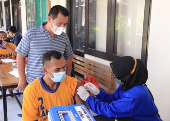Tahanan di Rutan Mapolres Madiun Jalani Vaksinasi Covid-19