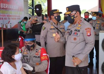 Tinjau Vaksinasi Merdeka di Huma Betang, Kapolda Kalteng Targetkan 200 Dosis dan Berikan Bansos