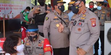 Tinjau Vaksinasi Merdeka di Huma Betang, Kapolda Kalteng Targetkan 200 Dosis dan Berikan Bansos
