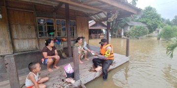 Kapolsek Aruta Periksa Kesehatan Warga dan Bagikan Sembako