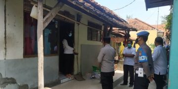 Wujud Kepedulian, Polisi Berikan Bantuan Sembako kepada warga yang melakukan isolasi mandiri ditengah PPKM