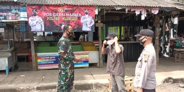 Dukung Kegiatan PPKM, Polsek Mlonggo Bagikan Masker Kepada Masyarakat