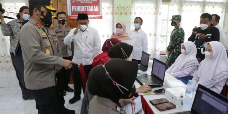 Kapolda Jatim Cek Vaksinasi Pelajar SMAN 1 Gersik