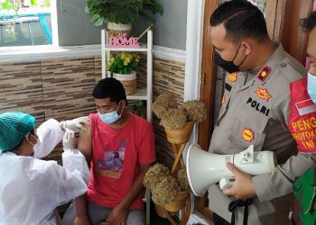 Percepat Herd Immunity, Polsek Serpong Vaksinasi Door to Door Ke Warga