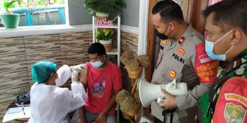 Percepat Herd Immunity, Polsek Serpong Vaksinasi Door to Door Ke Warga