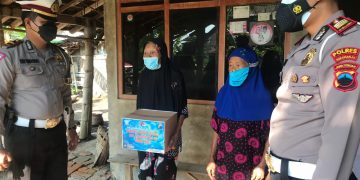 Peringati Hari Lalu Lintas Bhayangkara ke 66, Satlantas Polres Sukoharjo Bagi-Bagi Sembako dan Masker