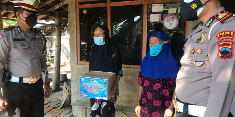 Peringati Hari Lalu Lintas Bhayangkara ke 66, Satlantas Polres Sukoharjo Bagi-Bagi Sembako dan Masker