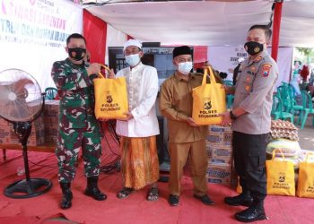 Polres Situbondo Gelar Vaksinasi Serentak dan Bagikan Bantuan Sembako di Ponpes Nurul Amin Besuki