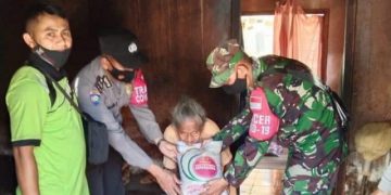 Polri Bagikan Bansos Beras kepada Warga Terdampak COVID-19 Dimasa PPKM