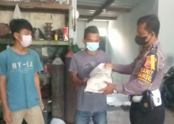 Polri Salurkan Bansos Untuk Pekerja Bengkel Dimasa PPKM