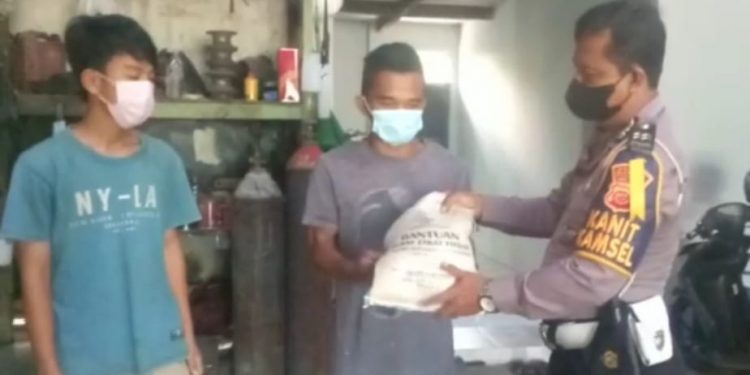 Polri Salurkan Bansos Untuk Pekerja Bengkel Dimasa PPKM