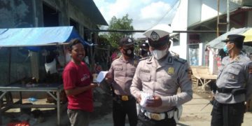 Tekan Penyebaran Covid-19, Polisi Polres Ciko Terus Berikan Himbauan Prokes Serta Berikan Masker Dimasa PPKM