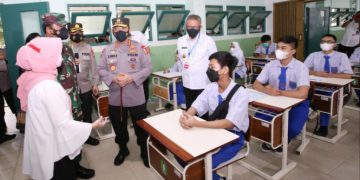 Tinjau Serbuan Vaksinasi di Kalbar, Kapolri Tekankan Penguatan Prokes dan Percepatan Vaksinasi