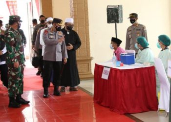 Tinjau Vaksiansi Serentak di Jatim, Kapolri : Apresiasi dan Terima Kasih Kepada Seluruh Pihak Yang Telah Bekerja Keras
