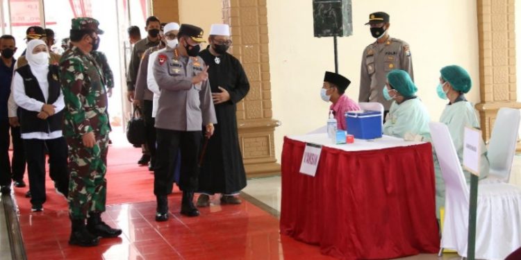 Tinjau Vaksiansi Serentak di Jatim, Kapolri : Apresiasi dan Terima Kasih Kepada Seluruh Pihak Yang Telah Bekerja Keras