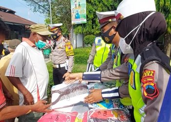 Unik, Polisi Blora Buka Stand Masker Dan Bansos Gratis