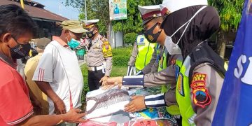 Unik, Polisi Blora Buka Stand Masker Dan Bansos Gratis
