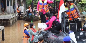 Kapolda dan Ketua Bhayangkari Kalteng bagikan bansos ke daerah terpencil