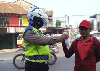 Cegah Penyebaran Covid-19, Polisi Bagikan Masker dan Himbau 5 M Kepada Pedagang dan Pengguna Jalan