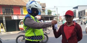 Cegah Penyebaran Covid-19, Polisi Bagikan Masker dan Himbau 5 M Kepada Pedagang dan Pengguna Jalan