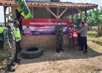 Kabid Humas Polda Jabar : Paket Bansos Sembako Terus Disalurkan Polisi Kepada Warga Tedampak Covid-19 Di Massa PPKM