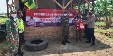 Kabid Humas Polda Jabar : Paket Bansos Sembako Terus Disalurkan Polisi Kepada Warga Tedampak Covid-19 Di Massa PPKM
