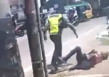 Kapolresta Deli Serdang Copot Jabatan Polisi yang Pukul Pemotor hingga Terlentang