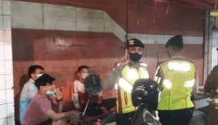 Patroli Malam Polsek Sindangkerta Ajak Masyarakat Patuhi Prokes