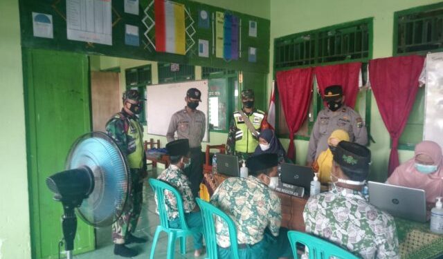 Polri Hadir, Vaksinasi Santri di Ponpes Fathul Majid Aman