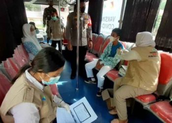 TNI/Polri dan Puskesmas di Batui Bersama DSLNG Gelar Vaksinasi Keliling