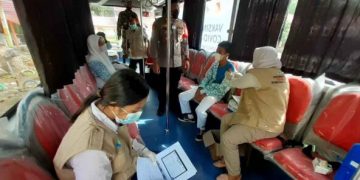 TNI/Polri dan Puskesmas di Batui Bersama DSLNG Gelar Vaksinasi Keliling