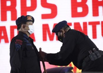 Irjen Anang Sematkan Langsung Gelar Kehormatan Brimob kepada Menhan Prabowo